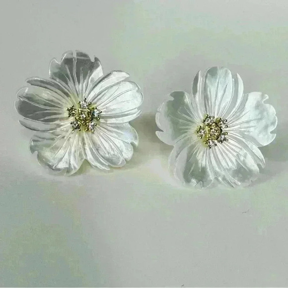 Hawaii Flower and 18K Gold Earrings - Picture 5 of 8